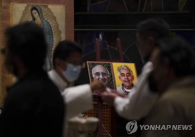 지난해 멕시코시티 성당에서 열린 '피살 예수회 신부' 추모 미사   [AP 연합뉴스 자료사진. 재판매 및 DB 금지]