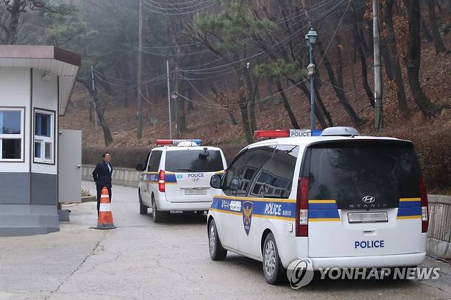 압수수색 하러 금산 JMS 수련원 들어가는 경찰차 (금산=연합뉴스) 강수환 기자 = 기독교복음선교회(통칭 JMS) 총재 정명석 씨의 여신도 성폭행 혐의 사건과 관련 압수수색을 위해 충남경찰청 과학수사대 차량이 23일 충남 금산 월명동 수련원에 들어가고 있다. 2023.3.23. swan@yna.co.kr