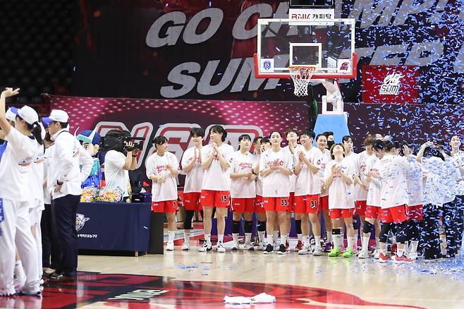 우승한 우리은행 선수들을 축하해주는 BNK 선수단. [WKBL 제공. 재판매 및 DB 금지]