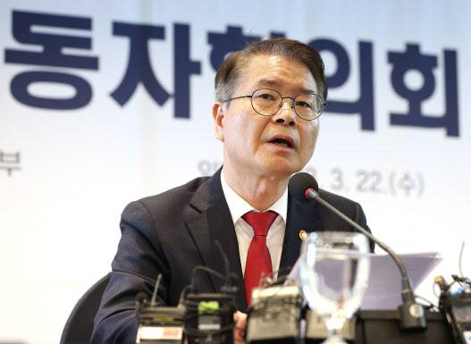 이정식 고용노동부 장관이 22일 오후 서울 중구 프레지던트호텔에서 MZ노조로 불리는 ‘새로고침 노동자협의회’와 간담회를 갖고 ‘ 발언하고 있다.(사진=연합뉴스)