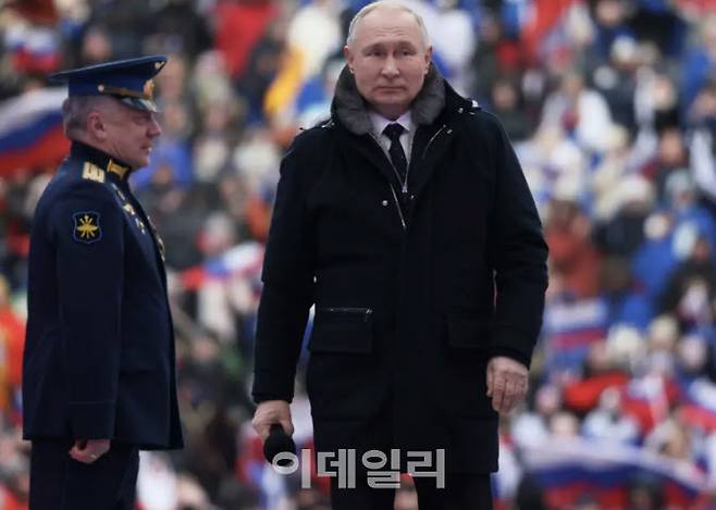 블라디미르 푸틴 러시아 대통령이 지난 2월 22일(현지시간) 러시아 모스크바 루즈니키 스타디움에서 열린 집회장에 들어선 모습. 이날 착용한 제품은 프랑스 명품 디자이너 브랜드 세라핀 제품. (사진=AP)