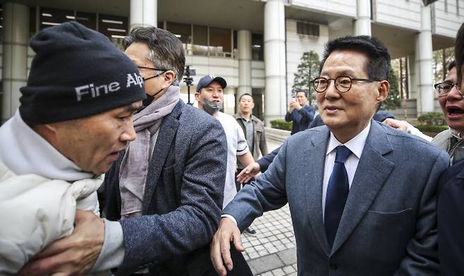 24일 오전 박지원 전 국가정보원장이 서울 서초구 서울중앙지방법원에서 열린 1차 공판에 출석하며 서해 피격 공무원 유족 이래진 씨의 항의를 받고 있다. (사진=뉴시스)
