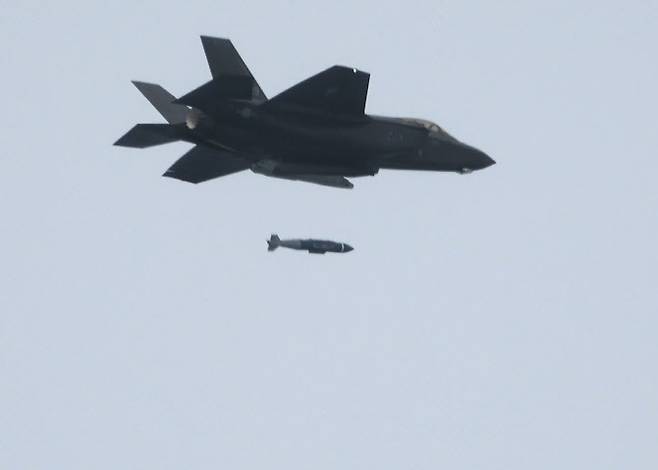 공군 F-35A 전투기가 24일 가상의 지상 표적을 향해 GBU-31 합동직격탄(JDAM) 공대지 폭탄을 투하하고 있다. (사진=공군)