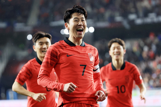 환호하는 손흥민     (울산=연합뉴스) 김도훈 기자 = 24일 오후 울산 문수축구경기장에서 열린 대한민국 대 콜롬비아 축구 대표팀의 평가전에서 손흥민이 선제골을 넣은 뒤 환호하고 있다. 2023.3.24     superdoo82@yna.co.kr (끝)   〈저작권자(c) 연합뉴스, 무단 전재-재배포 금지〉