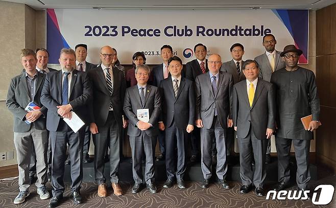전영희 외교부 평화외교기획단장이 24일 평화클럽 주한대사들과의 조찬 라운드테이블을 개최했다. (외교부 제공)