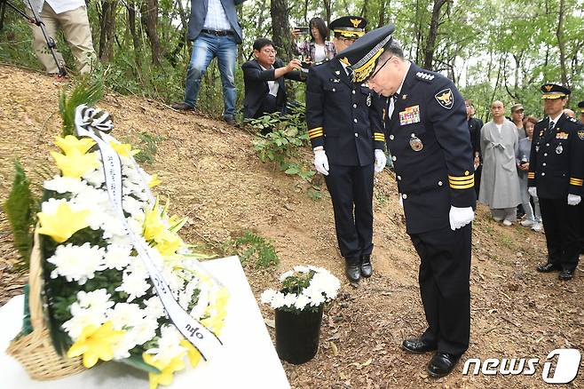 2019년 9월20일 민갑룡 전 경찰청장이 대구 달서구 와룡산 세방골 개구리소년 유골 발견 현장을 찾아 희생자를 추모하고 있다. 2019.9.20/뉴스1 ⓒ News1 공정식 기자