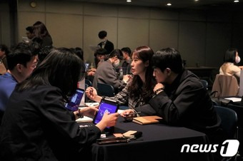 24일 오후 서울 섬유센터에서 열린 해외지사화 사업 매칭상담회에서 참여기업과 해외민간네트워크가 상담을 진행하고 있다. (중진공 제공)