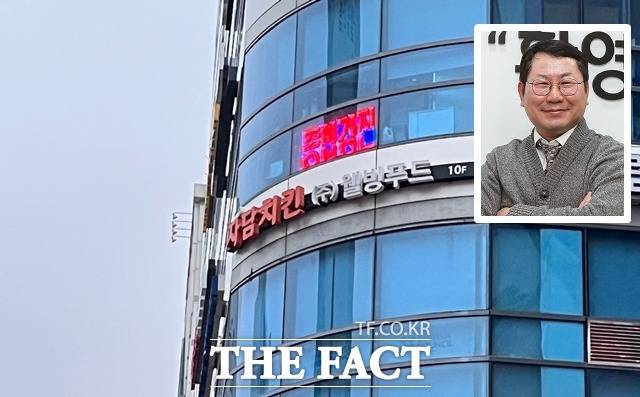 자담치킨을 운영하는 웰빙푸드 나명석 회장(작은 사진)이 '저가 치킨' 사업을 시작한 지 3개월 만에 사업을 중단했다. /문수연 기자