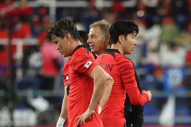 위르겐 클린스만 한국 축구 국가대표팀 감독이 24일 오후 울산 문수축구경기장에서 열린 대한민국 대 콜롬비아 축구 대표팀의 평가전을 마친 뒤 두 골을 넣은 주장 손흥민을 격려하고 있다.   [사진 제공= 연합뉴스]