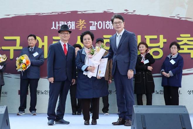 지난해 10월 경로의 달 기념 개최된 어르신한마당 축제에서 정원오 성동구청장(사진 오른쪽)이 유공자 표창 후 대한노인회 성동구지회장(사진 왼쪽)과 기념사진을 찍고 있다.