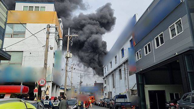 4일 오전 10시 10분쯤 대구 서구 비산동 한 석유 화학공장에서 드럼통에 석유류를 충전하던 중 불이 나 2명이 화상을 입었다. 대구소방본부 제공