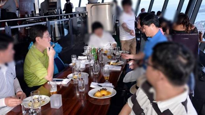 이재명 대표와 김문기 전 처장이 식당에서 마주 앉아 있다. /이기인 도의원 제공