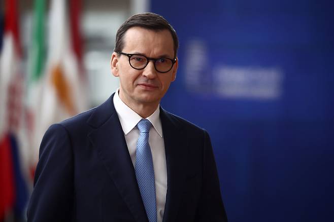 마테우슈 모라비에츠키 폴란드 총리가 23일(현지 시각) 벨기에 브뤼셀에서 열린 EU 정상회의 후 기자들과 만나 회의 결과를 설명하며 우크라이나 탄약 지원을 위한 공동구매 대상국으로 한국을 언급했다. /EPA 연합뉴스