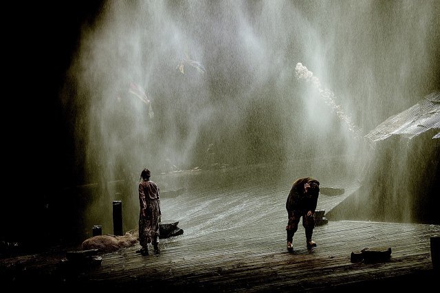 구포댁(왼쪽)과 곰치가 비극을 맞는 연극 ‘만선’의 마지막 장면에선 총 2∼3t에 달하는 빗줄기가 무대 위로 세차게 쏟아진다. 국립극단 제공