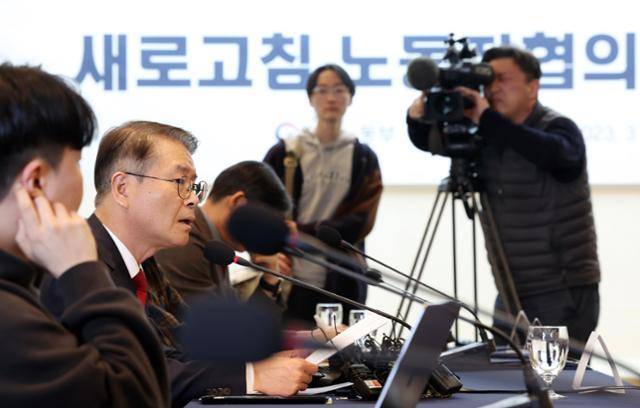 이정식 고용노동부 장관이 22일 오후 서울 중구 프레지던트호텔에서 MZ노조로 불리는 '새로고침 노동자협의회'와 간담회를 갖고 발언하고 있다. 연합뉴스