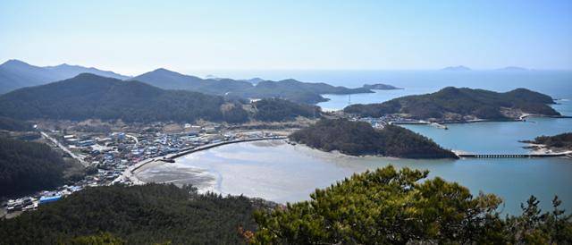 전북 부안군 위도에서 가장 높은 망월봉에서 바라본 위도 전경. 부안=최주연 기자