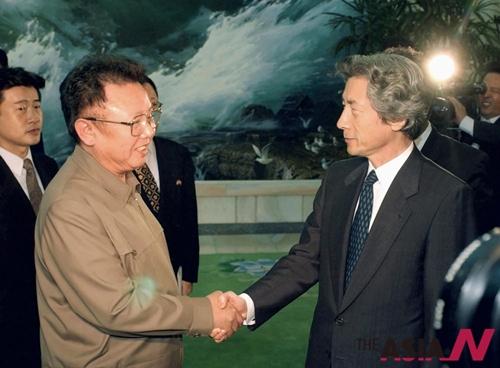 2002년 9월 17일 평양을 방문한 고이즈미 준이치로 당시 일본 총리와 북한 김정일 국방위원장이 악수하고 있다. AP 뉴시스 자료사진
