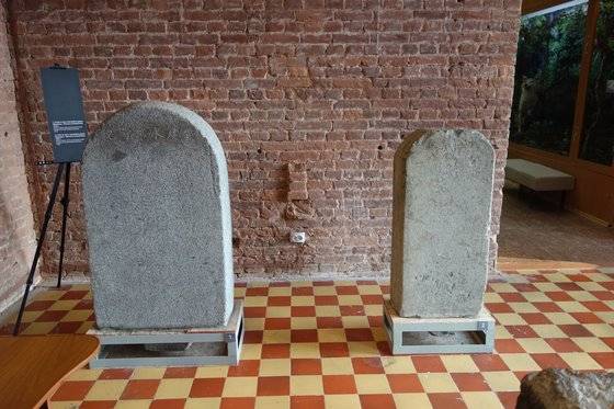 러시아 블라디보스토크 박물관에 전시 중인 영령사 비와 영령사 중건비. [사진 강인욱, 위키피디아]