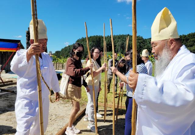 횡성회다지소리는 장례의 마무리절차인 묘를 만드는 과정에서 회를 섞은 흙을 평평하게 다지며 죽음의 슬픔을 달래는 정금마을의 전통민요로 전승되고 있다.&nbsp;
