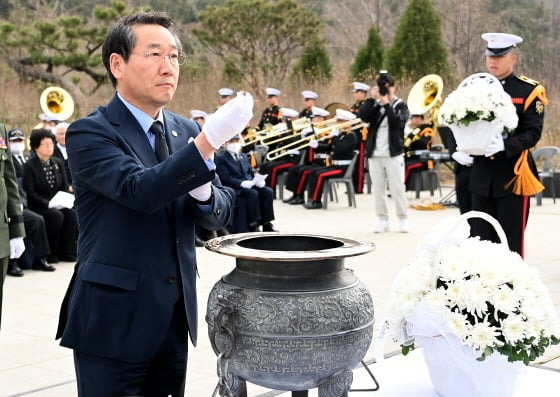 유정복 인천광역시장이 24일 중구 해군 제2함대 주둔기념비에서 열린 '제8회 서해수호의 날 기념식'에서 헌화 및 분향을 하고 있다. 인천시