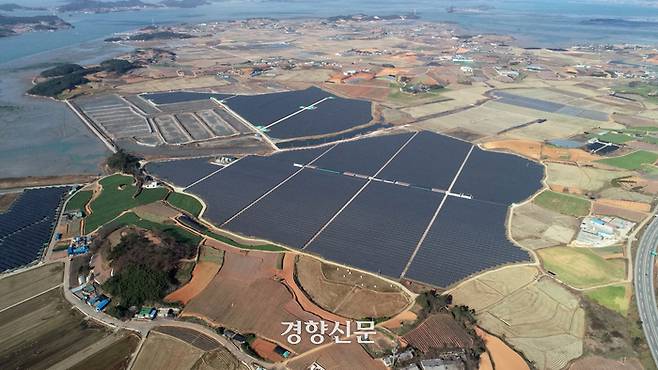 전남 무안군의 농지에 태양광 설비가 대규모로 설치돼 있다. 일조량이 많고 평평한 전남의 농지에는 태양광 발전사업자들이 많이 몰린다. 권도현 기자