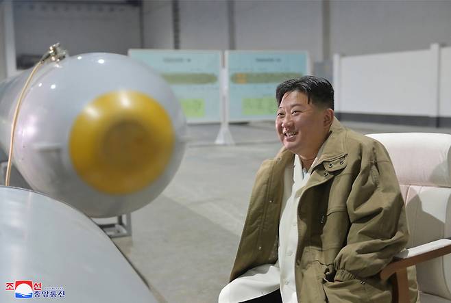 김정은 북한 국무위원장이 참관하는 가운데 지난 21~23일 ‘핵 무인 수중 공격정’ 수중폭발 시험과 전략순항미사일 핵탄두 모의 공중폭발 시험이 진행됐다고 조선중앙통신이 24일 보도했다. 연합뉴스