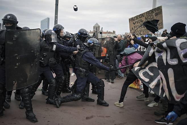 23일(현지시간) 프랑스 남부 도시 리옹에서 열린 연금개혁 반대 시위에서 시민과 경찰의 충돌이 발생했다./AP연합뉴스