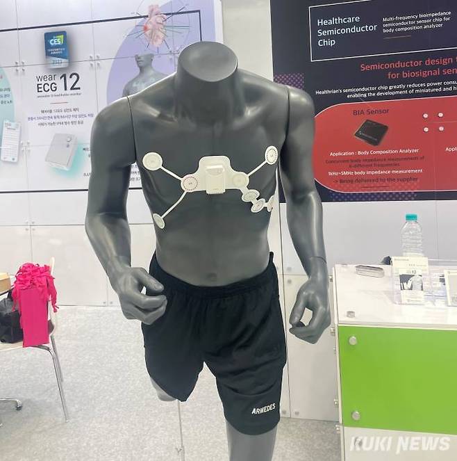 24일 KIMES 현장에 전시된 다양한 심전도 기기 제품 중 하나. 일반적으로 2~3개의 리드로 이뤄져있는 다른 웨어러블 심전도 기기와 달리 병원에서 사용하는 심전도 기기와 비슷한 리드 수를 갖고 있다. 정확성을 더 높인 제품이다.&nbsp; &nbsp;사진=박선혜 기자&nbsp;