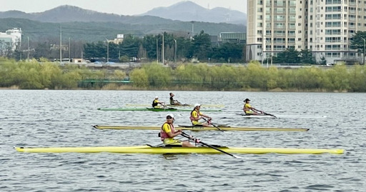 제52회 전국소년체전 조정 경기도대표 선발전 여중부 싱글스컬에서 출전 선수들이 힘차게 노를 젓고 있다.경기도조정협회 제공