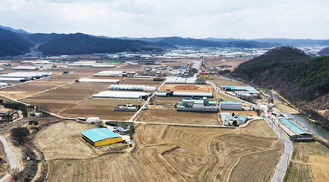 정부가 경기도 용인을 국가첨단산업단지로 조성해 세계 최대 반도체 클러스터를 만들고 지방에도 14개 국가산단을 새로 지정해 반도체·미래차·우주 등 첨단산업을 육성한다. 특히 용인 산단 후보지는 기존 반도체 생산단지인 경기 기흥, 화성, 평택, 이천과 연결해 세계 최대의 반도체 메가 클러스터를 만든다는 구상이다. 사진은 15일 대규모 시스템 반도체 국가산업단지로 지정된 경기도 용인시 처인구 남사읍 일대 모습. [연합]