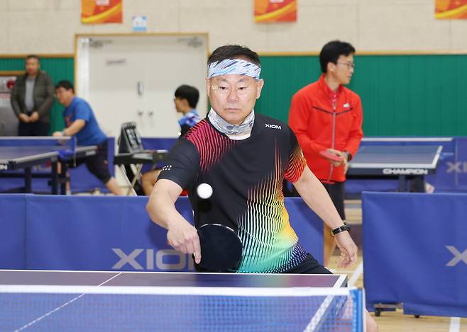 탁구치는 김재욱 칠곡군수 (사진=칠곡군 제공) *재판매 및 DB 금지