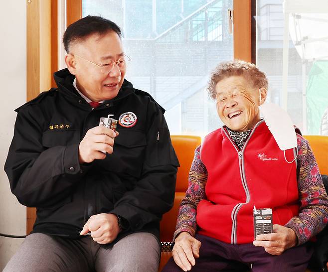 주민과 두유 나눠 마시며 소통하는 김재욱 칠곡군수 (사진=칠곡군 제공) *재판매 및 DB 금지