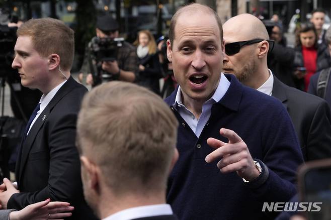 [바르샤바=AP/뉴시스] 23일(현지시간) 윌리엄 영국 왕세자가 폴란드 바르샤바에 정착한 우크라이나 난민 만나기 위해 시장에 도착한 모습. 2023.03.24.