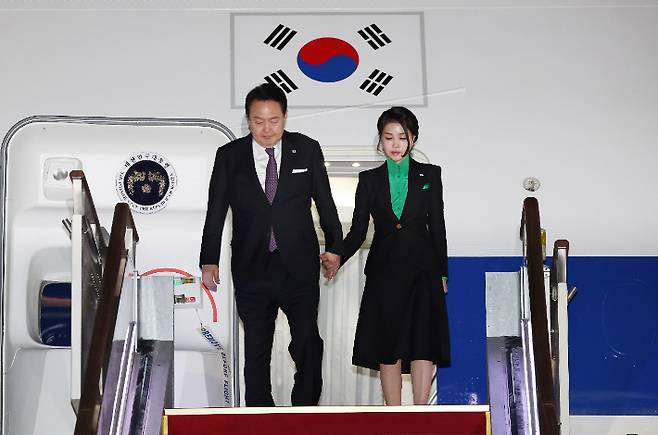 1박2일 간의 일본 방문을 마친 윤석열 대통령과 김건희 여사가 17일 경기 성남서울공항에 도착, 공군 1호기에서 내리고 있다. 연합뉴스