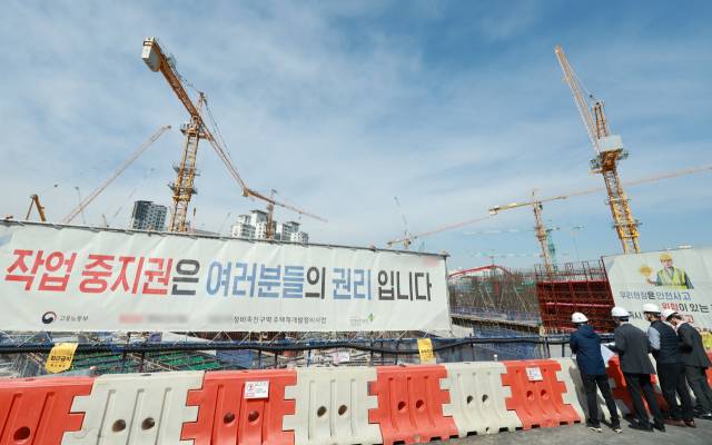 ▲14일 서울 동대문구의 한 주택재개발 신축공사 현장에서 국토교통부, 고용노동부, 서울시, 경찰청 등 기관 관계자들로 구성된 건설 현장 점검팀이 타워크레인 운용 등과 관련해 현장을 살피고 있다. ⓒ연합뉴스