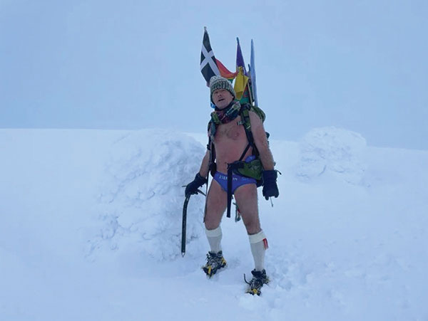 영하 18℃의 날씨에 수영복만을 입고 벤네비스 정상에 오른 마이클 컬린. 사진 마이클 컬린.