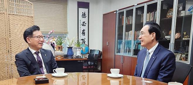 노동진 수협중앙회장 당선인(사진 오른쪽)이 이양수 농해수위 간사위원(사진 왼쪽)과의 면담에서 어업인들의 권익보호와 수산자원 보호를 위한 입법활동과 관련된 요청을 했다.