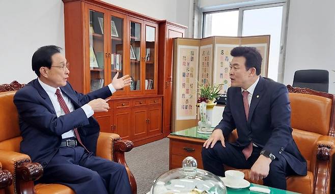 노동진 수협중앙회장 당선인(사진 왼쪽)이 윤영석 기획재정위원장(사진 오른쪽)에게 세제개선을 통한 어업인 경영부담 완화를 요청했다. 수협 제공
