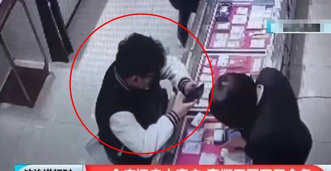 보이스피싱 등 사기 범죄로 천문학적인 불법 수익을 얻은 남성이 돈세탁을 위해 베이징 차오양구 왕징 일대의 금은방을 돌며 대량의 금괴를 사들였으나 덜미가 잡혀 공안에 구속됐다. 출처 웨이보