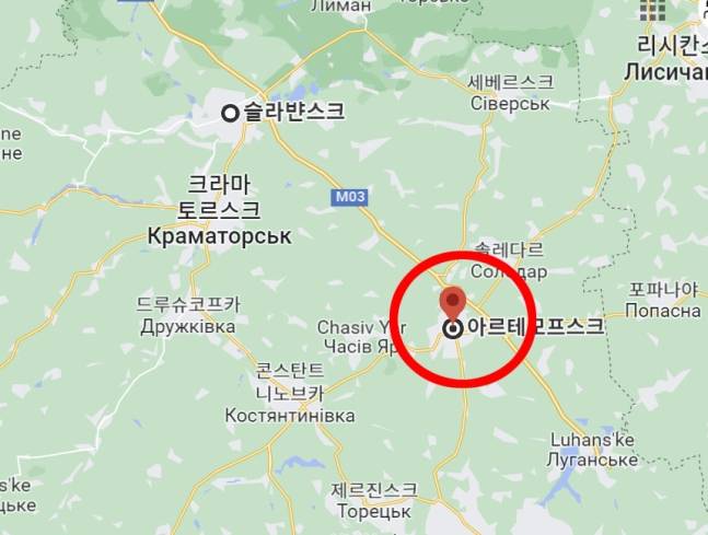 바흐무트(아르테모프스크·빨간색 동그라미)는 그 자체로 중요한 전략적 가치를 갖고 있지 않다. 그러나 이 도시의 북서쪽에 있는 산업 허브인 크라마토르스크와 슬로우얀스크 등 우크라이나 주요 도시를 연결하는 관문이라서 우크라이나군 입장에서 뚫리면 러시아군에 진격로를 열어주게 된다. / 사진=구글맵