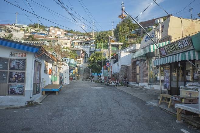 영화 ‘1987’의 배경이 된 서산동 시화골목 입구_연희네슈퍼. 사진제공|목포시