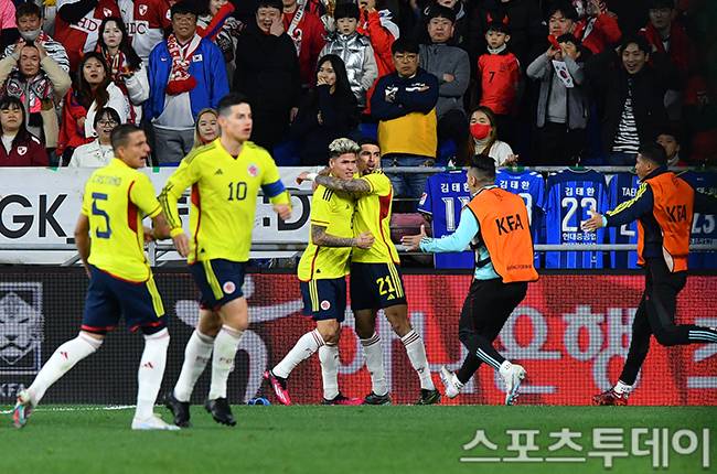 동점골을 넣고 기뻐하는 콜롬비아 선수단 / 사진=팽현준 기자