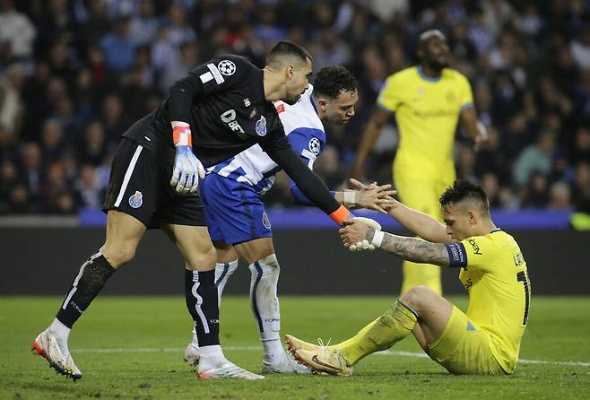 ▲ 토트넘 홋스퍼 골키퍼 영입 후보군에 새로 추가된 FC포르투 수문장 지오구 코스타(사진 위, 아래 모두 오른쪽). ⓒ연합뉴스/EPA/REUTERS