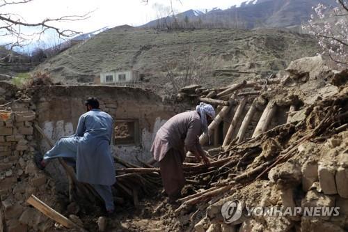 아프간 바다크샨주에서 지진으로 무너진 집을 복구하는 주민. [AFP 연합뉴스 자료사진. 재판매 및 DB 금지]