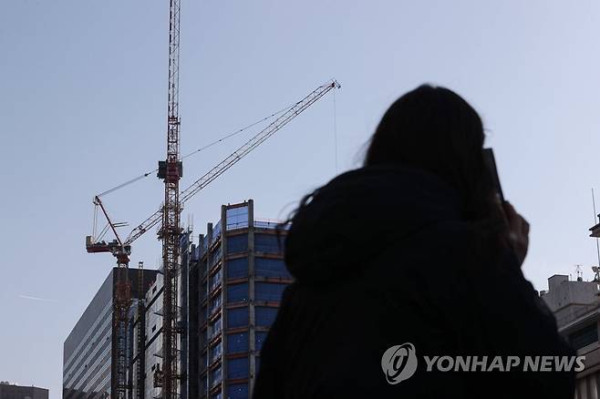 타워크레인 기사 월례비 요구 시 면허 정지 (서울=연합뉴스) 서대연 기자 = 정부가 타워크레인 월례비를 요구하는 기사에게 면허 정지 처분을 내리기로 했다.
    국토부는 21일 발표한 '건설현장 불법·부당행위 근절대책'에서 건설사가 관행적으로 타워크레인 조종사에게 급여 외 별도로 지급하는 '월례비'를 부당금품으로 명시하고 이를 받는 기사에게 면허 정지·취소 제재를 가할 방침이라고 밝혔다. 사진은 이날 서울 시내 한 공사현장의 타워크레인. 2023.2.21 dwise@yna.co.kr