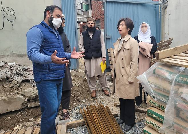 사원 예정지 현장 방문한 인권위 관계자 [국가인권위원회 제공. 재판매 및 DB금지]