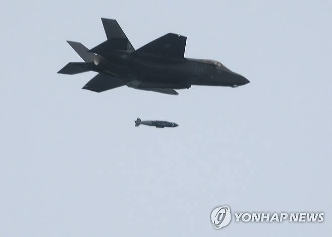 JDAM 공대지 폭탄 투하하는 F-35A 전투기 (서울=연합뉴스) 한국 공군 F-35A 전투기가 24일 오후 가상의 지상 표적을 향해 GBU-31 합동직격탄(JDAM) 공대지 폭탄을 투하하고 있다. 
    공군은 미국 제51전투비행단과 지난 20일부터 24일까지 서해 해상사격장에서 공대공 실사격 및 공대지 폭격 훈련을 실시했다. 2023.3.24 [공군 제공. 재판매 및 DB 금지] photo@yna.co.kr