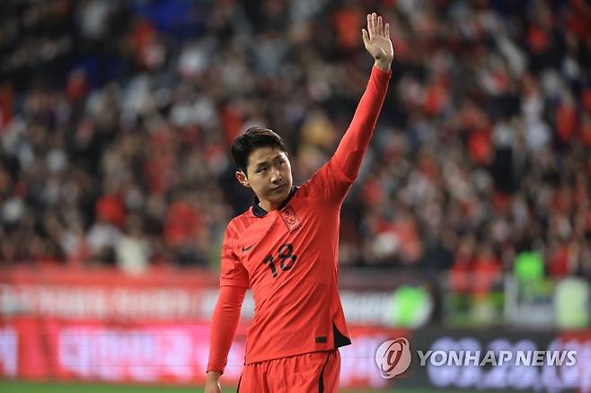 관중 향해 인사하는 이강인 (울산=연합뉴스) 김도훈 기자 = 24일 오후 울산 문수축구경기장에서 열린 대한민국 대 콜롬비아 축구 대표팀의 평가전에서 후반에 교체 투입돼 선전을 펼친 이강인이 관중을 향해 인사하고 있다. 2023.3.24 superdoo82@yna.co.kr