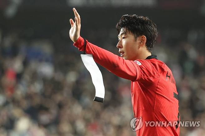 주장의 품격 (울산=연합뉴스) 신현우 기자 = 24일 오후 울산 문수축구경기장에서 열린 대한민국 대 콜롬비아 축구 대표팀의 평가전이 2-2 무승부로 끝난 뒤 2골을 기록한 손흥민이 관객을 향해 인사하고 있다. 2023.3.24 nowwego@yna.co.kr