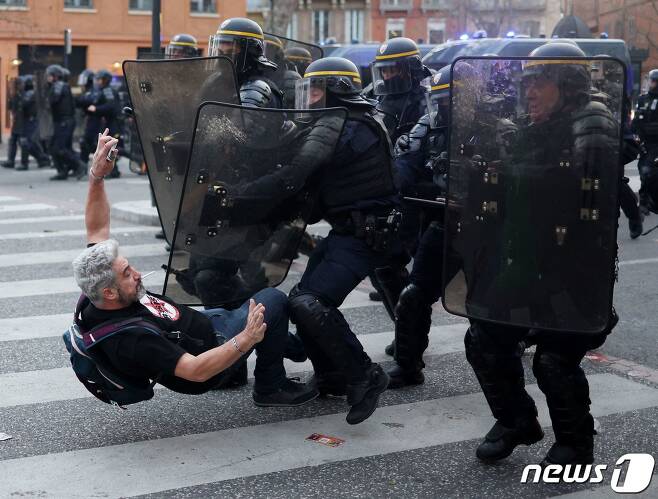 23일(현지시간) 프랑스 툴루즈에서 연금 개혁을 추진하면서 헌법 제49조 3항을 사용해 하원 표결을 건너뛴 에마뉘엘 마크롱 대통령 정부에 항의하는 시위대가 경찰에 연행되고 있다. ⓒ AFP=뉴스1 ⓒ News1 우동명 기자